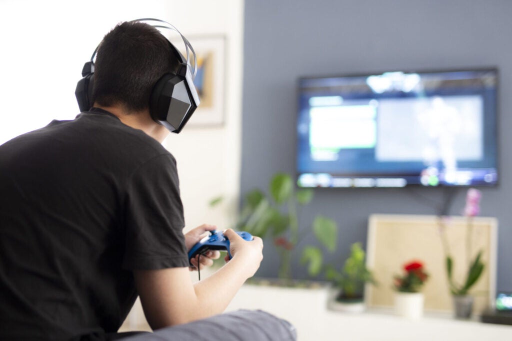 adolescente jugando a videoconsola Home Tech
