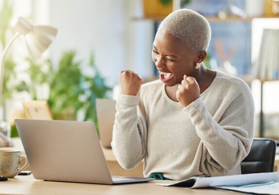excited-employee-desk